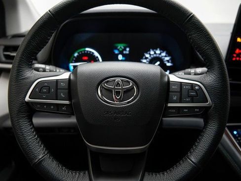 Used 2023 Toyota Sienna XLE image 25