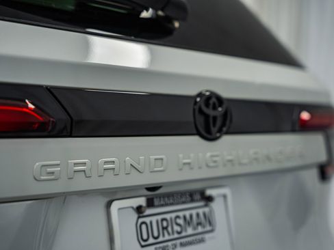 Used 2024 Toyota Grand Highlander XLE image 9