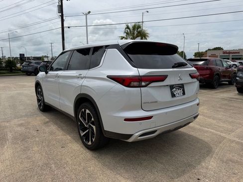 Used 2023 Mitsubishi Outlander SE FWD image 3