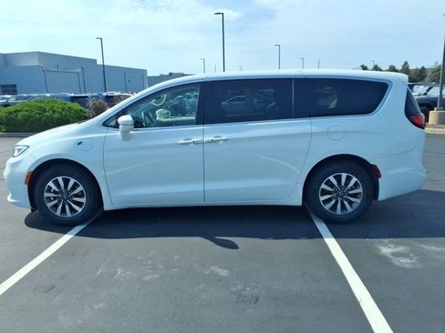 Used 2022 Chrysler Pacifica Touring-L FWD image 4
