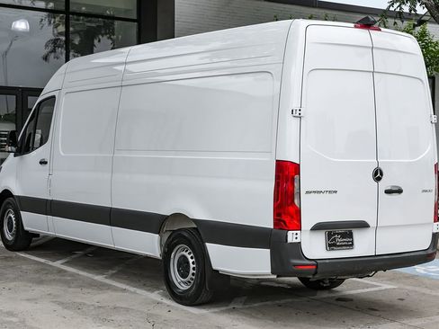 Used 2025 Mercedes-Benz Sprinter 2500 image 11