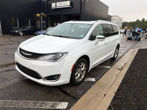Used 2019 Chrysler Pacifica Limited FWD image 1