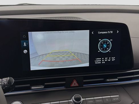 Used 2025 Hyundai Elantra SEL image 18