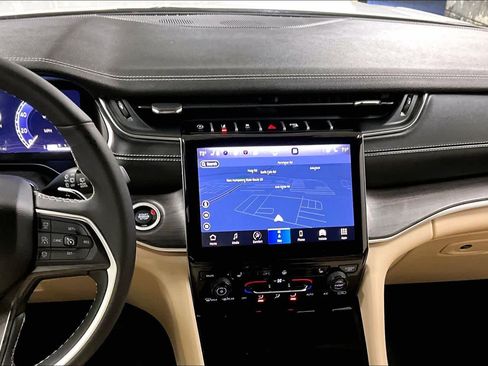 Used 2024 Jeep Grand Cherokee Limited image 6