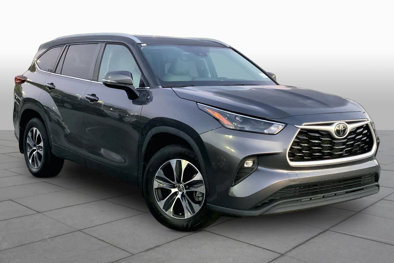 Used 2024 Toyota Highlander XLE FWD image 3