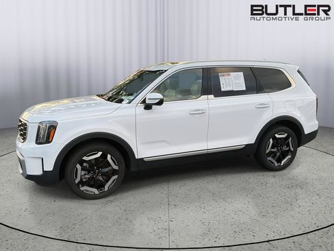Used 2025 Kia Telluride S FWD image 3