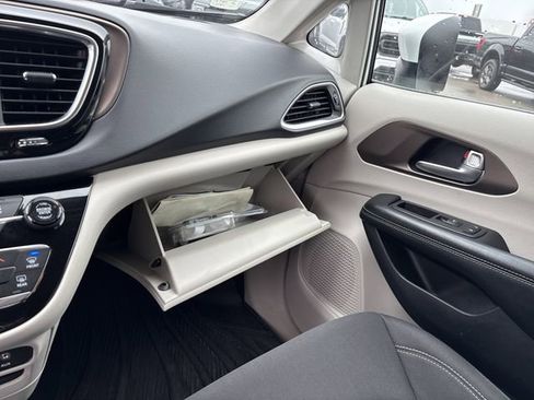 Used 2020 Chrysler Voyager L image 35