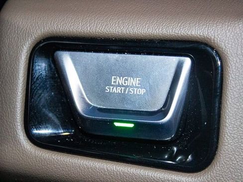 Used 2025 GMC Yukon XL Denali image 30