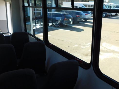 Used 2017 Ford F550 2WD Regular Cab Super Duty w/ XL Value Package image 32