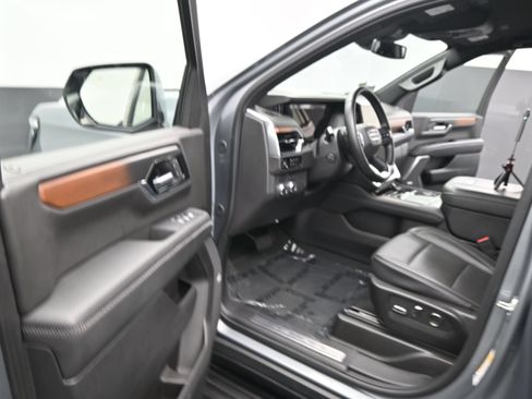 Used 2025 GMC Yukon Denali RWD image 18