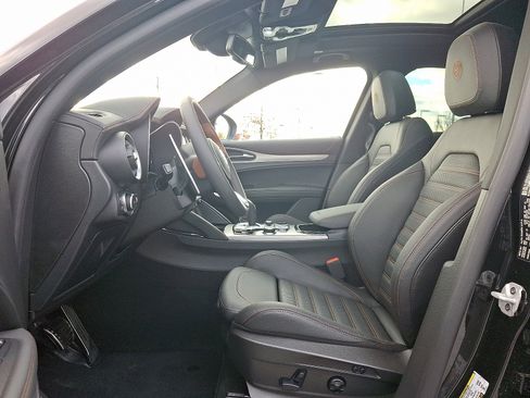 New 2025 Alfa Romeo Stelvio Sprint image 6