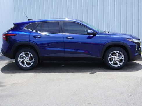 Used 2024 Chevrolet Trax LS w/ LS Convenience Package FWD image 2