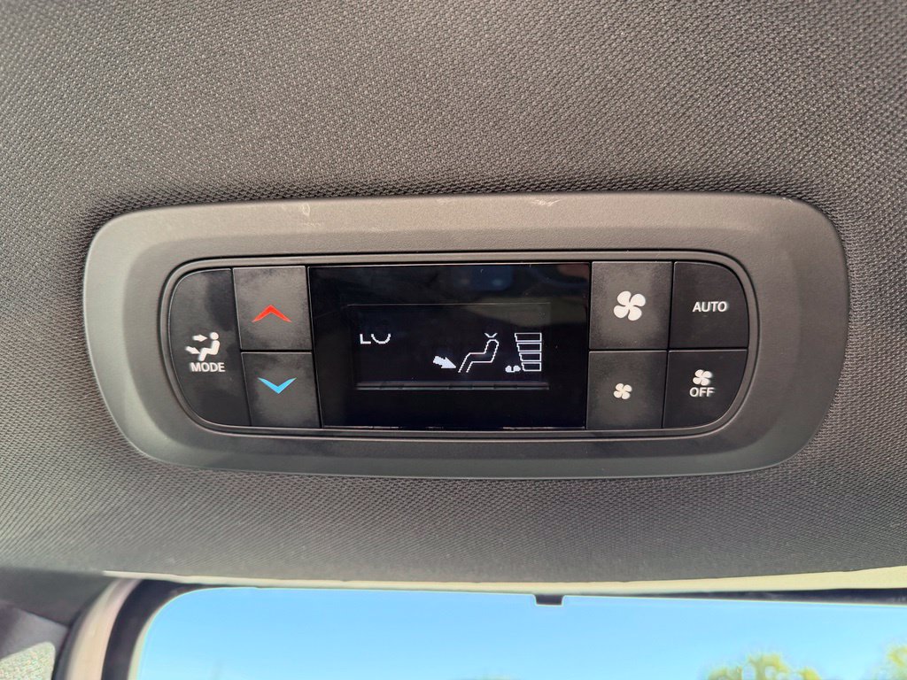 Used 2025 Chrysler Pacifica Select FWD image 17