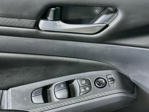 Used 2025 Nissan Altima 2.5 SV FWD image 15