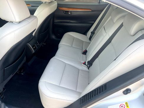 Used 2013 Lexus ES 300h image 13