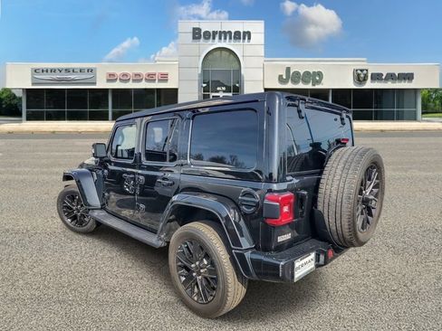 Used 2022 Jeep Wrangler Unlimited Sahara AWD/4WD image 7