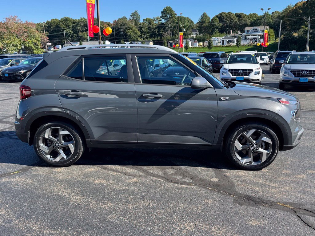 Used 2024 Hyundai Venue SEL FWD image 4