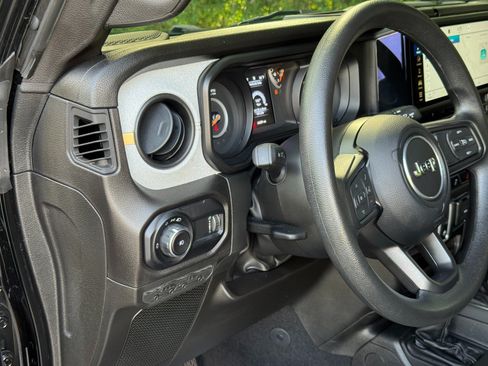 Used 2025 Jeep Wrangler Sport AWD/4WD image 29