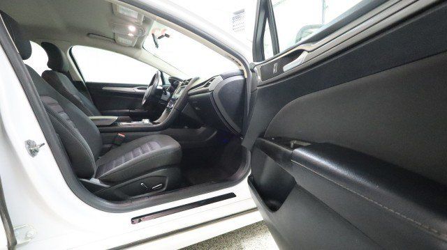 Used 2017 Ford Fusion SE FWD image 10