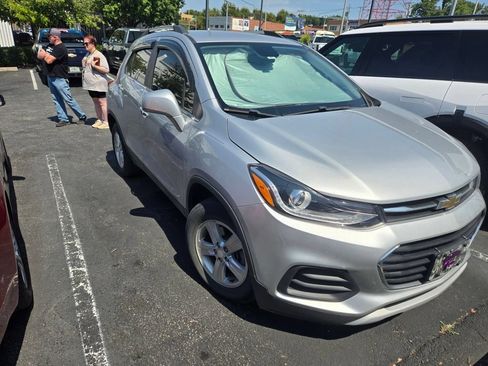 Used 2020 Chevrolet Trax LT w/ LT Convenience Package FWD image 4