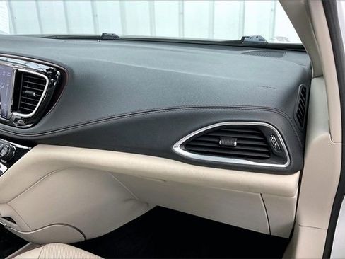 Used 2020 Chrysler Pacifica Limited image 18