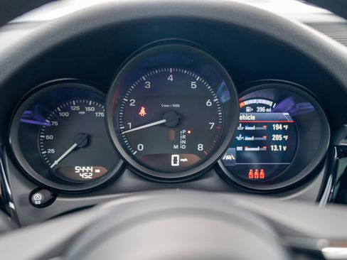 Certified 2025 Porsche Macan image 15