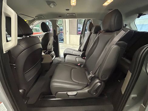 Used 2025 Kia Carnival EX FWD image 53