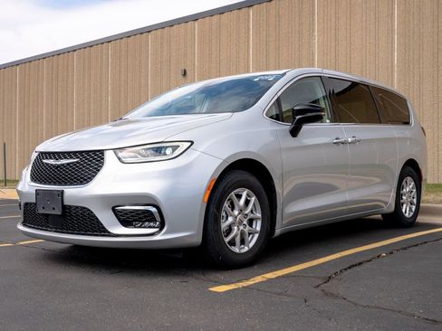 Used 2024 Chrysler Pacifica Touring-L FWD image 4