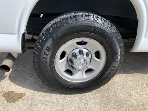 Used 2017 Chevrolet Express 2500 RWD image 16