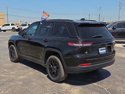 Used 2025 Jeep Grand Cherokee Altitude AWD/4WD image 3