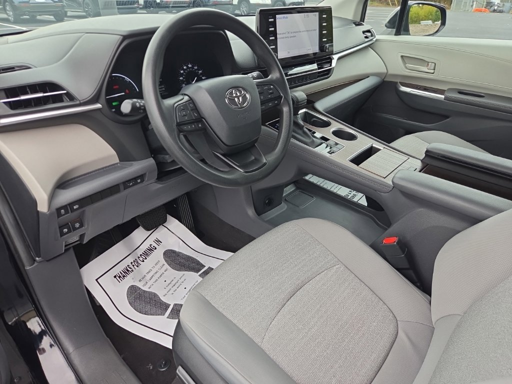 Certified 2024 Toyota Sienna LE AWD/4WD image 11