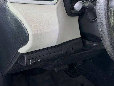 Used 2022 Toyota Corolla LE image 11