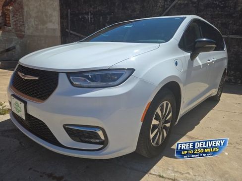 Used 2024 Chrysler Pacifica Limited FWD image 1