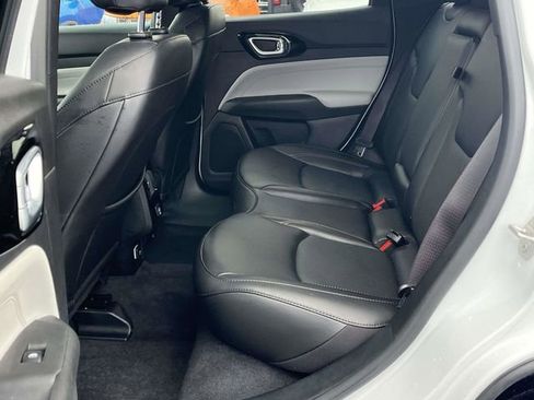 Used 2023 Jeep Compass Limited image 15