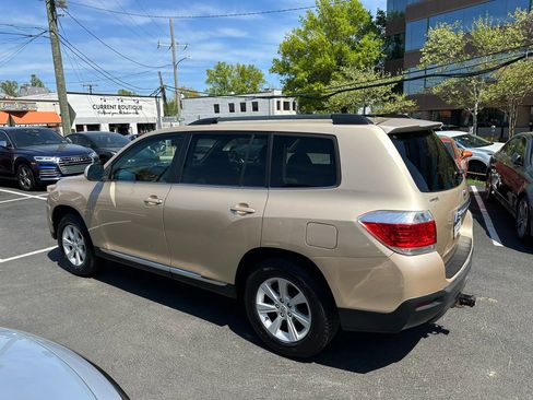 Used 2011 Toyota Highlander SE w/ Tow Pkg image 8