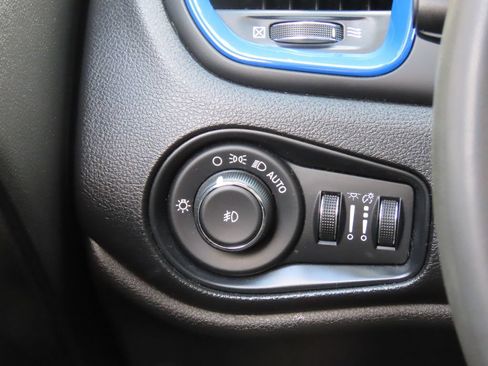 Used 2018 Jeep Renegade Latitude w/ UConnect 8.4 Nav Group FWD image 40
