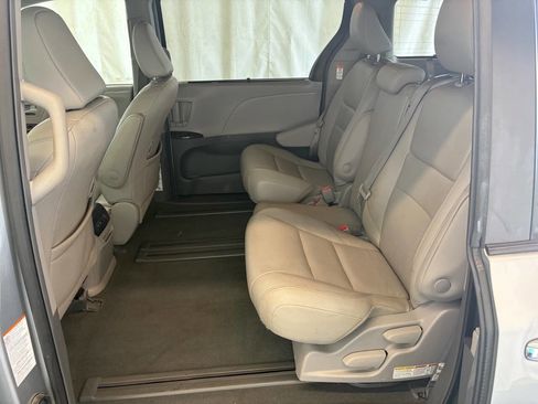 Used 2019 Toyota Sienna XLE FWD image 25