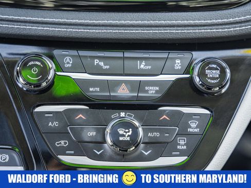 Used 2023 Chrysler Pacifica Limited image 25