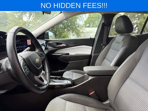 Used 2025 Chevrolet Trax LT w/ Sunroof Package FWD image 15