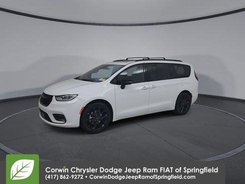Used 2025 Chrysler Pacifica Limited FWD image 7