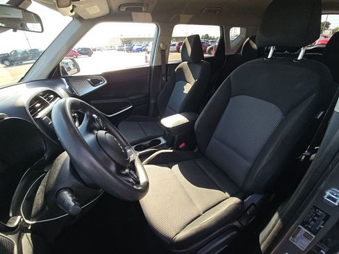 Used 2023 Kia Soul LX w/ Option Group 015 FWD image 4