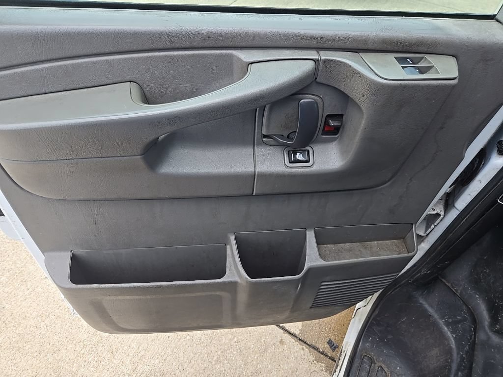 Used 2015 Chevrolet Express 2500 RWD image 13