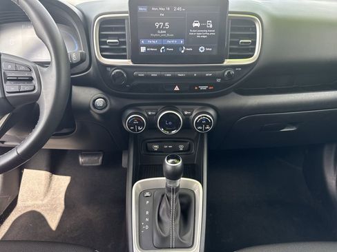 Used 2025 Hyundai Venue SEL FWD image 28