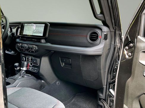 Used 2024 Jeep Wrangler Unlimited Rubicon w/ Convenience Group AWD/4WD image 33