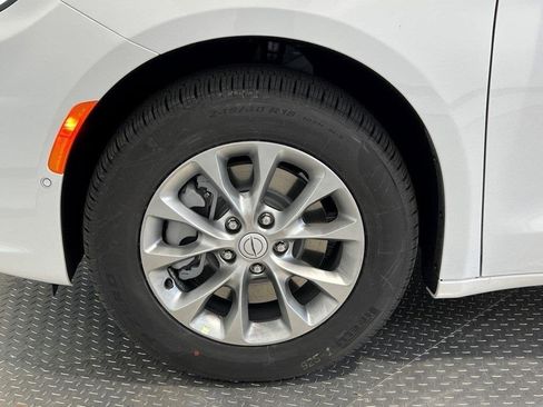 New 2026 Chrysler Pacifica Select image 11