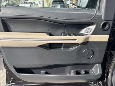 Used 2024 Ford Expedition Limited image 19