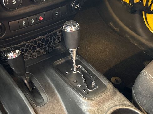 Used 2015 Jeep Wrangler Rubicon w/ Power Convenience Group image 27