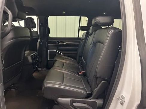 Used 2023 Jeep Wagoneer Series II AWD/4WD image 12
