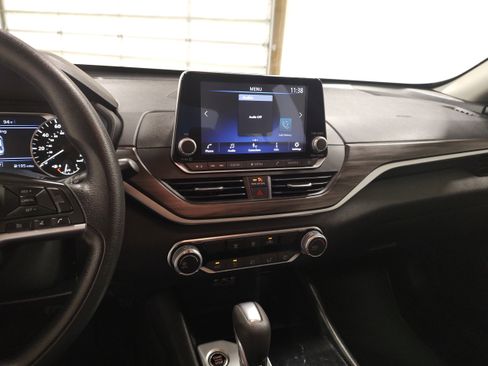 Used 2024 Nissan Altima 2.5 SV FWD image 7