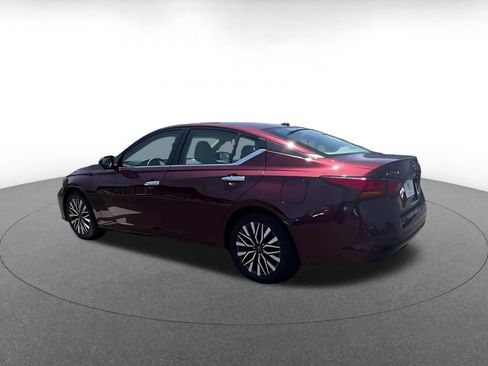 Used 2025 Nissan Altima 2.5 SV FWD image 8